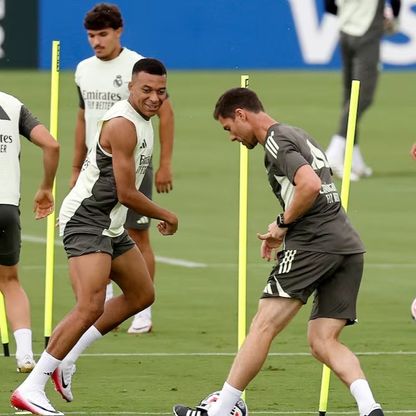 تشابي ألونسو مدرب ريال مدريد يشارك مع كيليان مبابي في التدريبات قبل مواجهة دورتموند بمونديال الأندية - 2 يوليو 2025