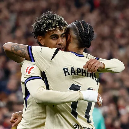 رافينيا يهنئ لامين يامال على هدفه في مرمى أتلتيك بلباو في الدوري الإسباني - 7 مارس 2026