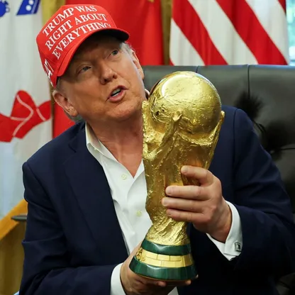 الرئيس الأميركي دونالد ترمب يحمل كأس العالم في البيت الأبيض - 22 أغسطس 2025