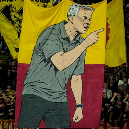 جماهير روما تحمل صورة المدرب جوزيه مورينيو خلال مواجهة ريال مدريد في دوري أبطال أوروبا - 14 أكتوبر 2026
