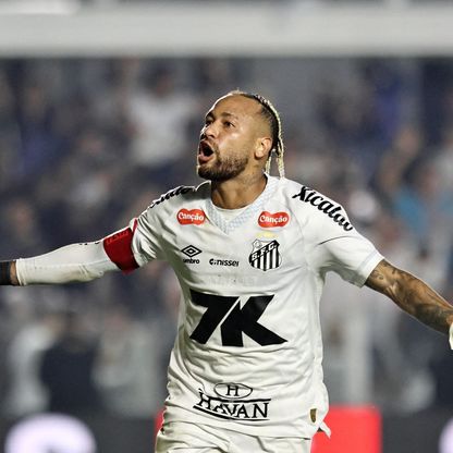 شاهد.. نيمار يحتفل بهدف لم يسجله ويشتبك مع مشجع سانتوس