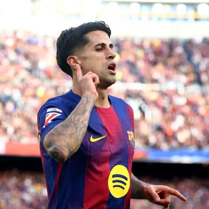 لاعب برشلونة جواو كانسيلو يحتفل بالتسجيل خلال مباراة إشبيلية - 15 مارس 2026