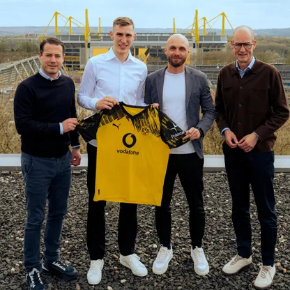 المدافع نيكو شلوتربيك يجدد عقده مع بوروسيا دورتموند حتى 2031 - 10 أبريل 2026