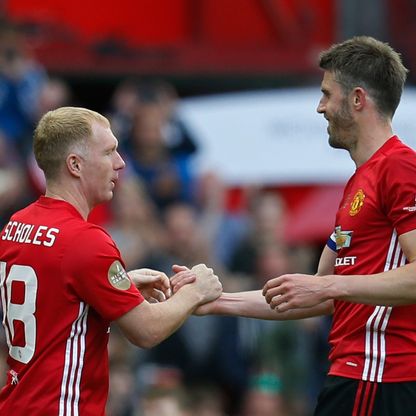 سكولز يحذف منشوره بعد هجوم غريب على "صديقه" مايكل كاريك