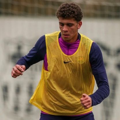 حمزة عبد الكريم يعاود التدريب مع برشلونة بعد تسوية إجراءات بيروقراطية