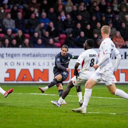 بعد تطبيق النصائح.. فان بيرسي يشيد بتألق نجمه الجزائري أنيس حاج موسى