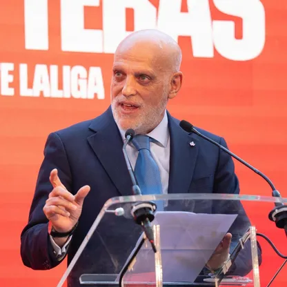 خافيير تيباس خلال احتفال لرابطة الدوري الإسباني - 3 أكتوبر 2025