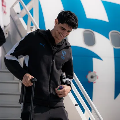 ياسين بونو حارس الهلال أثناء التوجه مع بعثة الفريق لمواجهة شباب أهلي دبي في دوري أبطال أسيا للنخبة - 8 فبراير 2026