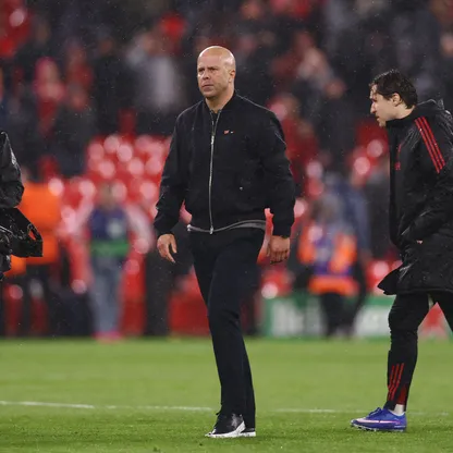 مدرب ليفربول آرني سلوت محبطاً بعد مباراة ضد باريس سان جيرمان في دوري أبطال أوروبا - 14 أبريل 2026