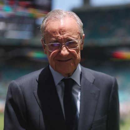 فلورنتينو بيريز يلقي بكرة التجديد في ملعب فينيسيوس