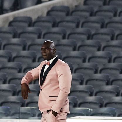 مدرب برشلونة "الأنيق" يخطف الأنظار في حفل نيويورك للموضة