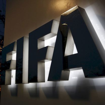 IFAB يوسّع صلاحيات VAR ويقرّ إجراءات تحدّ من إضاعة الوقت بكرة القدم