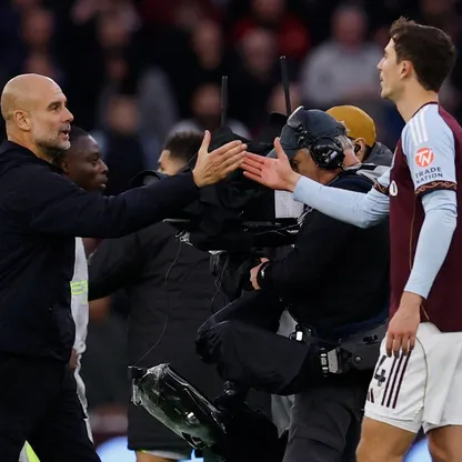 باو توريس مدافع أستون فيلا يصافح بيب غوارديولا مدرب مانشستر سيتي - 26 أكتوبر 2025