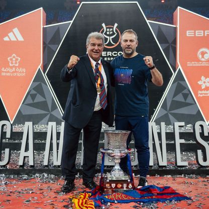 هل يستقيل هانزي فليك من تدريب برشلونة "لدعم" لابورتا؟