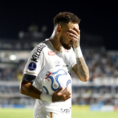 نيمار "السمين" يصطدم بمشجّع لسانتوس ورئيس البرازيل يطالب باستدعائه للمنتخب