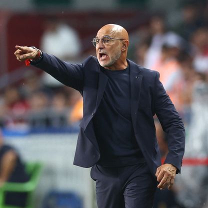 مدرب إسبانيا مندهش من انتقادات فليك وينفي خلافهما بسبب يامال