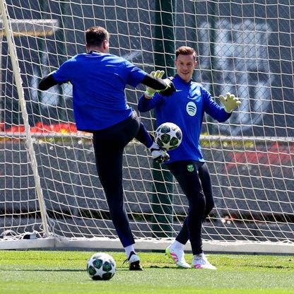 برشلونة يداعب الحارس "تيك" عبر هاتف.. وسط غضب القائد تير شتيغن