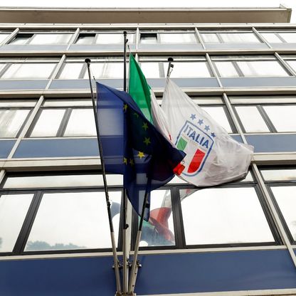 الجماهير ترشق مقر الاتحاد الإيطالي بالبيض بعد نكسة المونديال