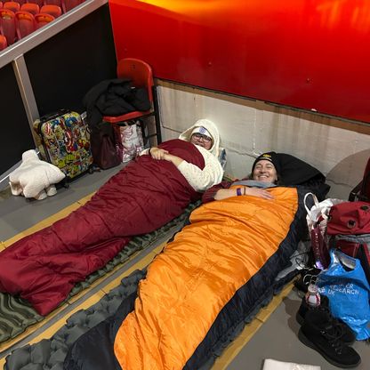 مشجعون لمانشستر يونايتد يتضامنون مع المشردين في "أولد ترافورد"