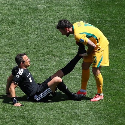 سقوط حكم مباراة أميركا وأستراليا.. والخضوع للعلاج داخل الملعب