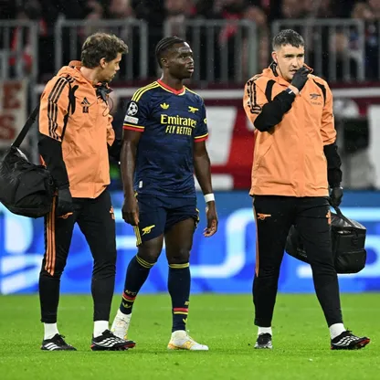 بوكايو ساكا لاعب أرسنال يغادر الملعب متأثراً بإصابة خلال مواهة بايرن ميونيخ في دوري أبطال أوروبا - 21 أكتوبر 2026