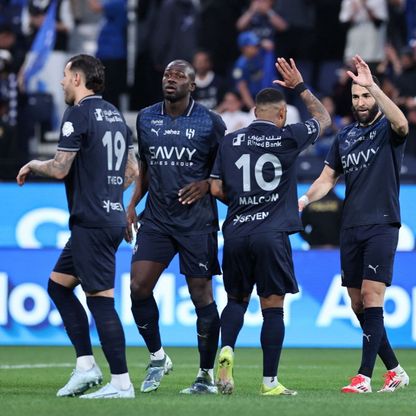 شاهد.. الهلال يتقدّم على الاتحاد بالشوط الأول وطرد حسن كادش