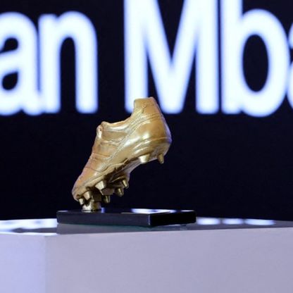 "الحذاء الذهبي" يرحب بالسيدات أخيراً بعد نحو 60 عاماً