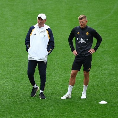 لاعب ريال مدريد توني كروس والمدرب كارلو أنشيلوتي أثناء التدريبات قبل نهائي دوري أبطال أوروبا - 31 مايو 2024