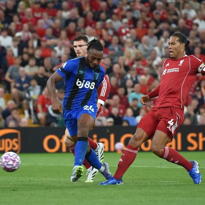 قائد ليفربول يَدعم "ضحية العنصرية" ويصف الواقعة بـ"العار"