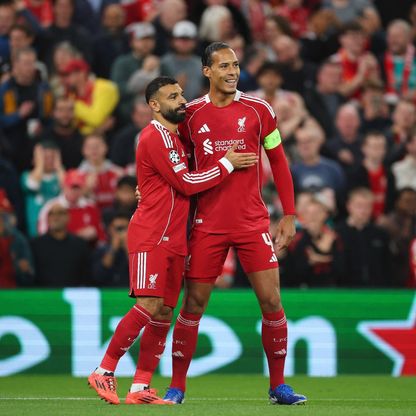 شاهد.. فان دايك يحتفل بهدف محمد صلاح قبل تسديدة "الملك المصري"