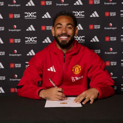 حب بدأ من بيت الجدّة.. مانشستر يونايتد يكمل صفقة كونيا الضخمة