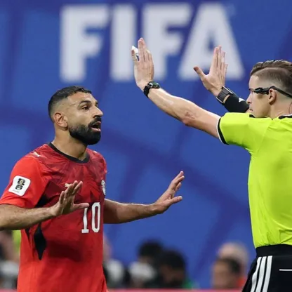 الحكم الفرنسي فرانسوا ليتكسير يرفض اعتراض محمد صلاح في مباراة مصر والأرجنتين - 7 يوليو 2026