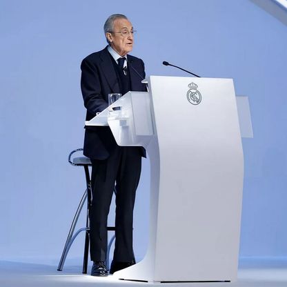 ريال مدريد يقدم العزاء للمدرب هانزي فليك قبل ساعات من الكلاسيكو