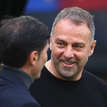 هانزي فليك يشيد بأداء برشلونة ويبرّر صدامه مع مدرب فياريال