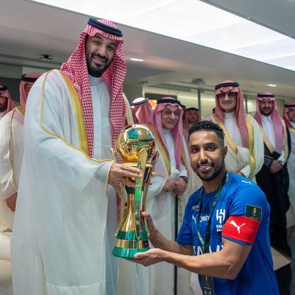 شاهد.. ولي العهد السعودي يسلّم كأس الملك إلى سالم الدوسري قائد الهلال