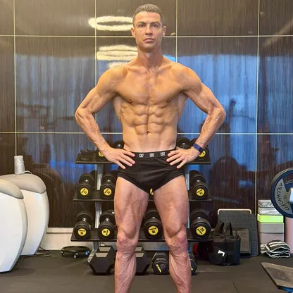 النجم البرتغالي كريستيانو رونالدو في صالة الألعاب الرياضية GYM