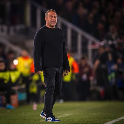 هانزي فليك يدعم شكوى برشلونة من التحكيم ويتجنّب مساجلة ألفارو أربيلوا