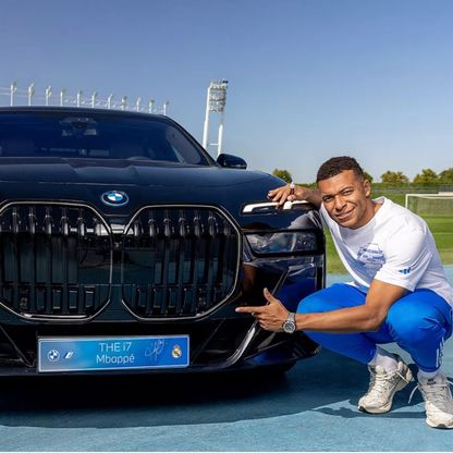 شاهد.. مبابي يحصل على الرخصة ويقود سيارة لأول مرة في سن الـ 27