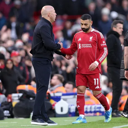 محمد صلاح يصافح مدرب ليفربول آرني سلوت خلال استبداله بعد إصابته أمام فولهام - 11 أبريل 2026
