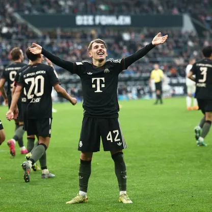 لينارت كارل لاعب بايرن ميونيخ يحتفل بهدفه في مرمى بوروسيا مونشنغلادباخ في الدوري الألماني - 25 أكتوبر 2025