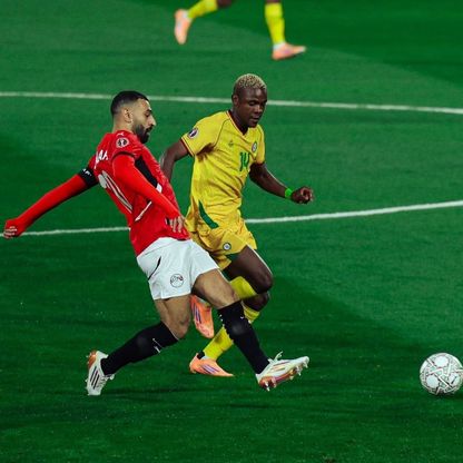 مدرب جنوب إفريقيا: لا نخشى محمد صلاح أو عمر مرموش