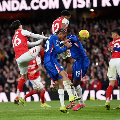 لحظة تسجيل جوريان تيمبر لاعب أرسنال هدفاً في مرمى تشيلسي بعد ركلة ركنية - 1 مارس 2026