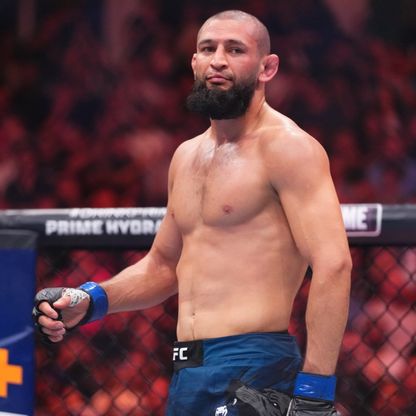 حمزة شيماييف يتوج بطلاً للعالم في الوزن المتوسط بمنافسات UFC 319