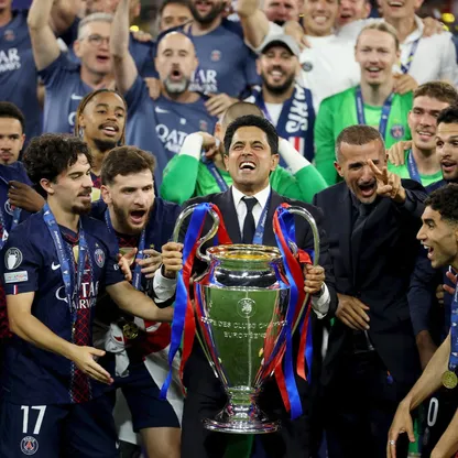 رئيس باريس سان جيرمان ناصر الخليفي يرفع كأس دوري أبطال أوروبا بعد الفوز على أرسنال في النهائي - 30 مايو 2026
