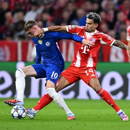 كول بالمر لاعب تشيلسي في صراع على الكرة مع لويس دياز مهاجم بايرن ميونيخ في مواجهة الفريقين بدوري أبطال أوروبا - 17 سبتمبر 2025