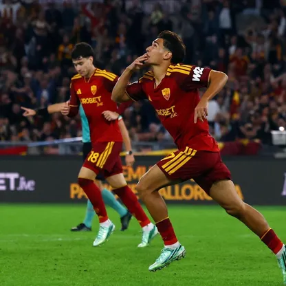 مدافع روما إيمانويل لولي يحتفل بهدفه أمام جنوى في الدوري الايطالي - 17 أكتوبر 2026