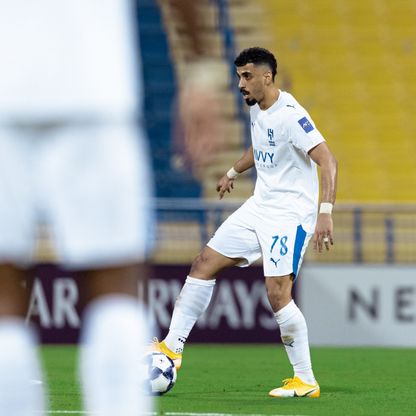 ما طبيعة إصابة علي لاجامي مدافع الهلال ومدة علاجه؟