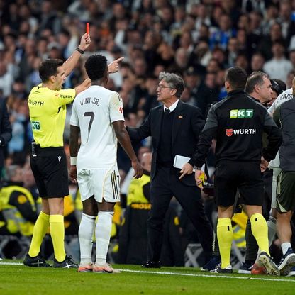 كابوس ريال مدريد.. حكم مباراة أوساسونا طرد 3 من لاعبيه أمام سيلتا فيغو