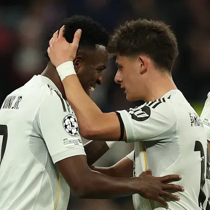 أردا غولير يحتفل مع فينيسيوس جونيور بأحد أهداف ريال مدريد أمام موناكو بدوري أبطال أوروبا - 20 يناير 2026
