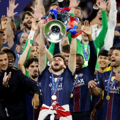 خفيتشا كفاراتسخيليا مهاجم باريس سان جيرمان يحتفل بكأس دوري أبطال أوروبا - 30 مايو 2026